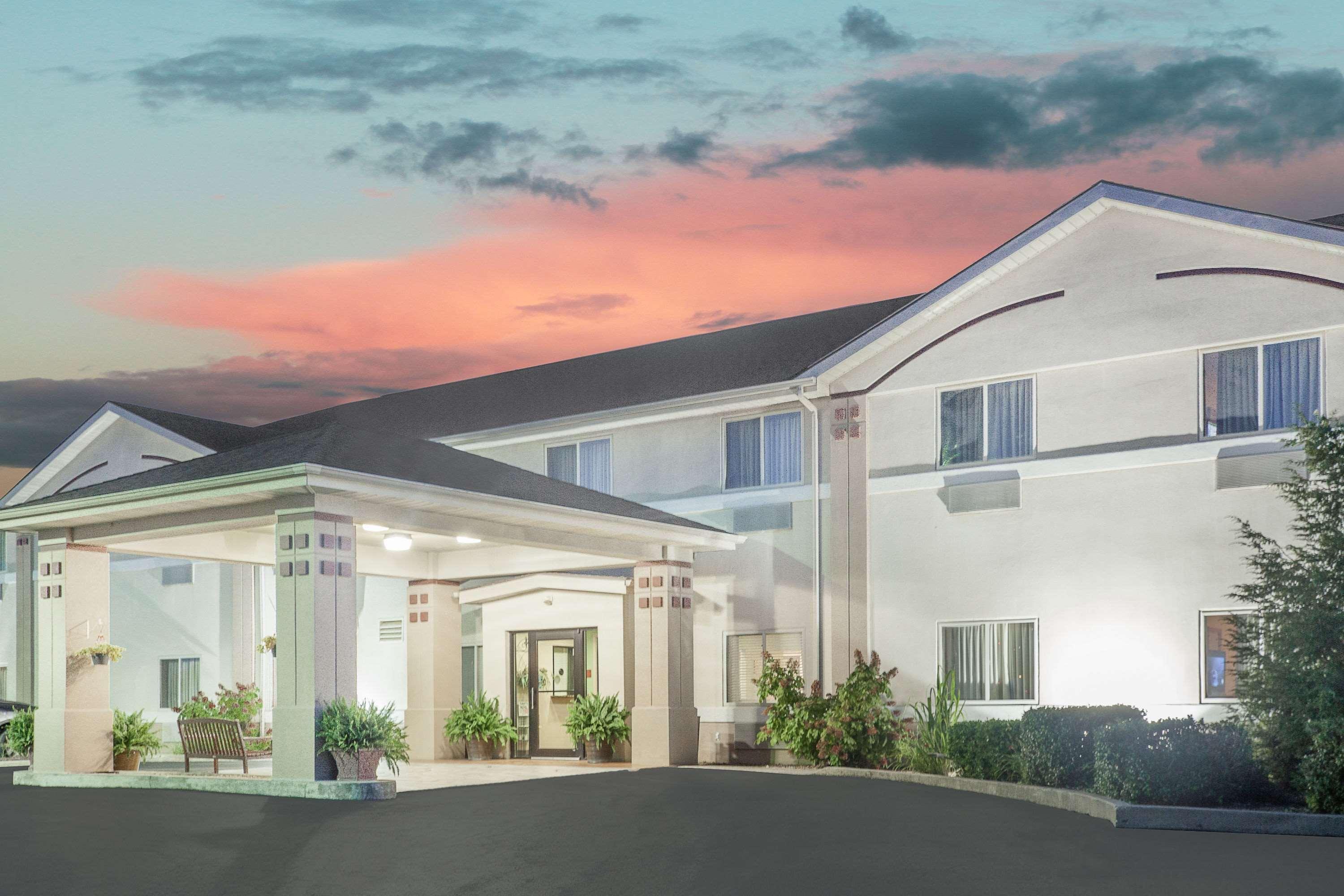 Super 8 By Wyndham Central City Εξωτερικό φωτογραφία